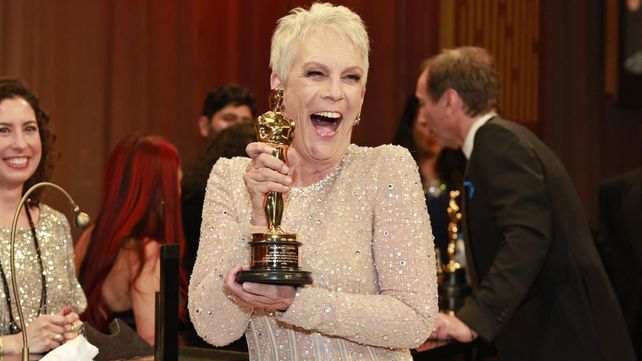 Jamie Lee Curtis tras recibir el Oscar por su papel en Todo en todas partes al mismo tiempo.