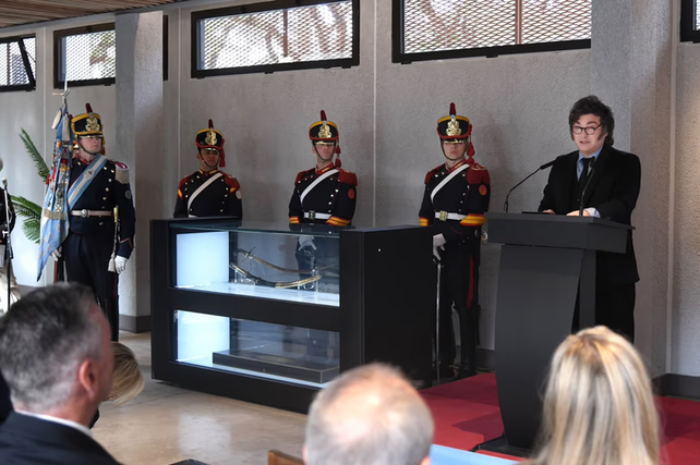 Milei abordó la cuestión de Malvinas durante la inauguración del Museo del Regimiento de Granaderos a Caballo “General San Martín”.