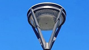 El municipio avanza con la instalación de nuevas luminarias led en las veredas del casco céntrico