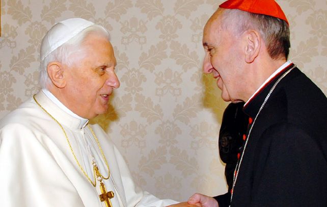 El Papa Francisco sucede a Benedicto XVI (izq.)