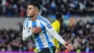 Thiago Almada, con la camiseta de la selección argentina. Jugó y salió campeón en Qatar y es número puesto para el Mundial 2026.