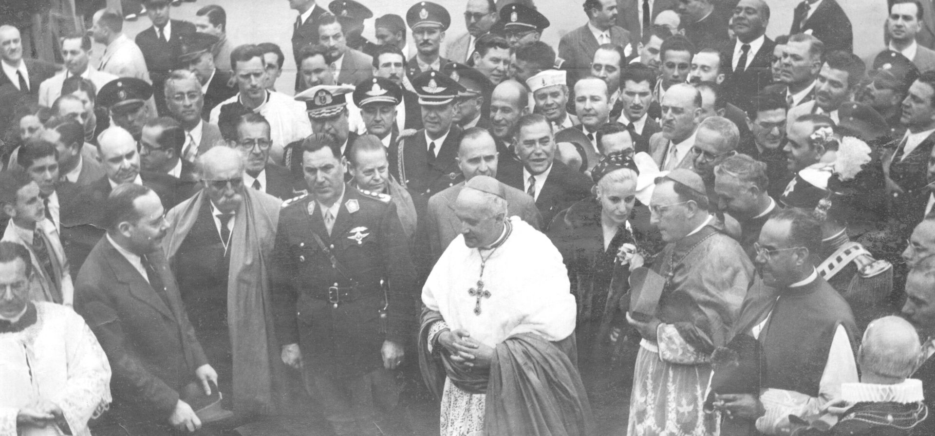 Perón y Eva en el Congreso Eucarístico en Rosario, octubre 1950.