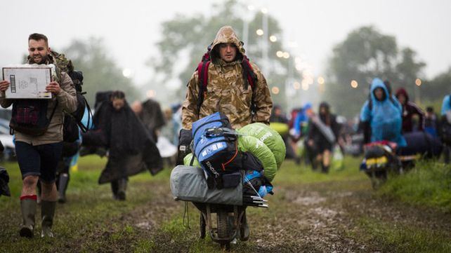 Glastonbury, el mítico festival británico se celebra bajo la lluvia y el barro