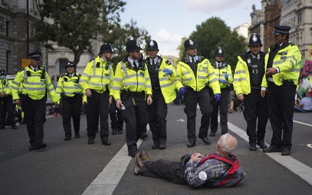 La policía se acerca a un manifestante durante una protesta de miembros de Extinction Rebellion en Whitehall