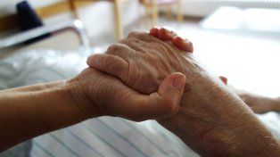 Francia va por la eutanasia para adultos con enfermedades incurables