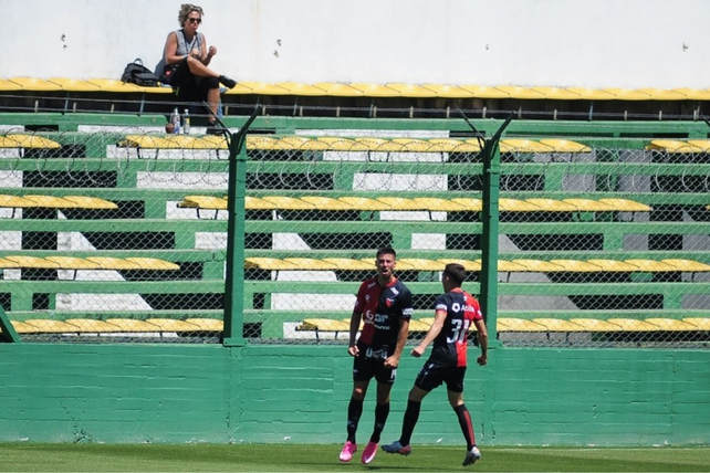 Colón goleó a Defensa y Justicia 3-0 en el debut de la Copa de la Liga.