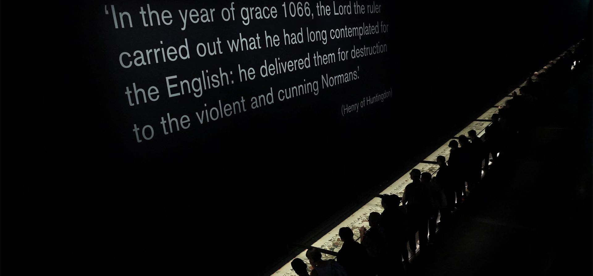 Algunos de los primeros visitantes del tapiz de Bayeux en el Museo Británico lo contemplan, Londres, Reino Unido. Fotografía: Toby Melville/Reuters Algunos de los primeros visitantes del tapiz de Bayeux en el Museo Británico lo contemplan, Londres, Reino Unido. Fotografía: Toby Melville/Reuters