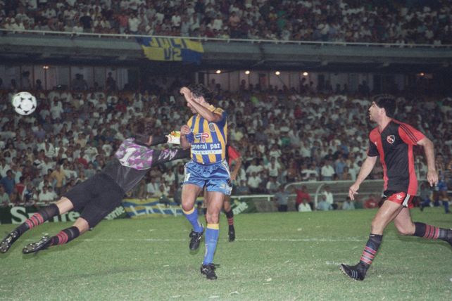 La noche del gol en el clásico en su partido homenaje.