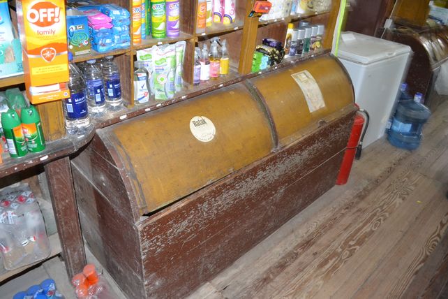 En estos muebles, que están en el local desde 1927, se guardaba la mercadería que se vendía a granel como azúcar, avena, yerba entre otras cosas. (Foto Corresponsalía Venado Tuerto)