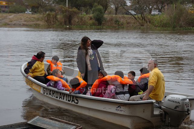Asistencia. Tres guardavidas cruzan a diario a tierra firme a alumnos y a docentes.