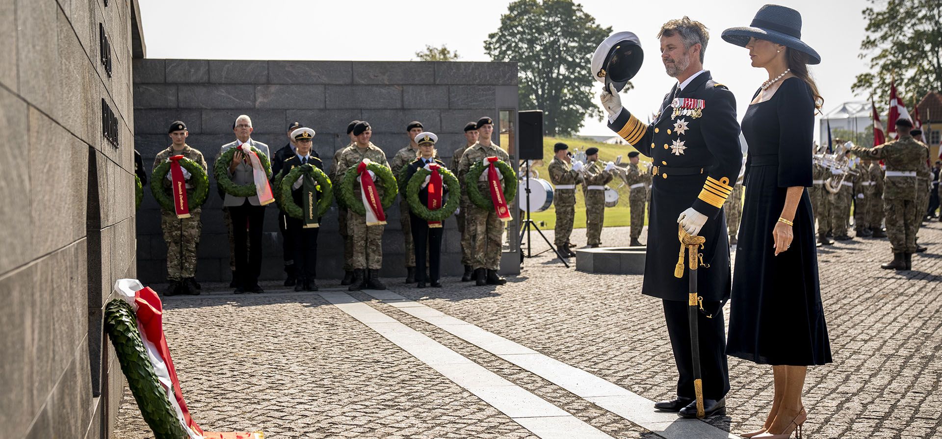 El rey Federico X y la reina María, depositan una corona de flores en el marco del Día de la Bandera de Dinamarca, que se conmemora con una ceremonia en Kastellet, en Copenhague, Dinamarca, el jueves 5 de septiembre de 2024. (Ida Marie Odgaard/Ritzau Scanpix vía AP)