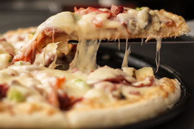Una famosa pizzería fue clausurada por una invasión de cucarachas