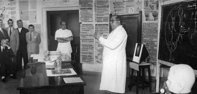 Carrillo dando clases en la Universidad de Buenos Aires. 