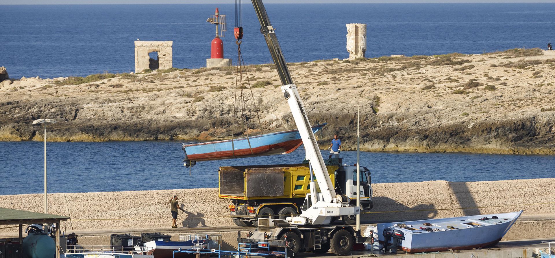 Los barcos utilizados por los migrantes para cruzar el mar Mediterráneo son retirados del puerto de la isla siciliana de Lampedusa, Italia, el jueves 4 de agosto de 2022. El exministro del Interior de Italia, Matteo Salvini, está haciendo campaña para recuperar su antiguo trabajo. Salvini hará una parada el jueves en la isla más meridional de Italia, Lampedusa, la puerta de entrada a decenas de miles de inmigrantes que llegan a Italia cada año a través del peligroso mar Mediterráneo central.