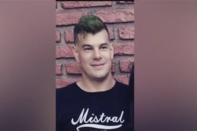 Al momento de desaparecer vestía remera negra con un dibujo blanco en el centro