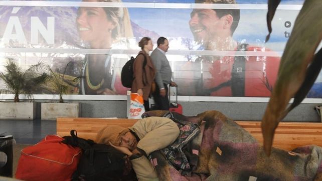Unas 160 personas que dormían en el Aeroparque Jorge Newbery fueron desalojadas en las últimas horas.