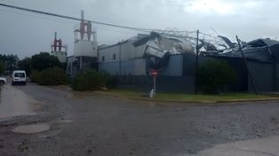 Fuerte temporal en Esperanza: granizo, voladuras de techo y calles inundadas