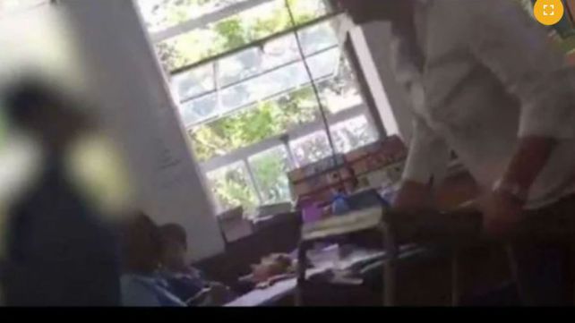Video muestra a una maestra que cachetea a una alumna por usar el celular en clase