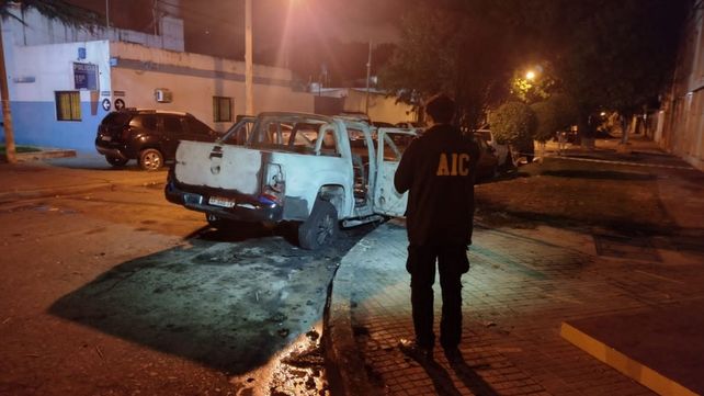 La camioneta policial que fue incendiada este miércoles cerca de 3 de la madrugada, frente a la seccional 15ª.