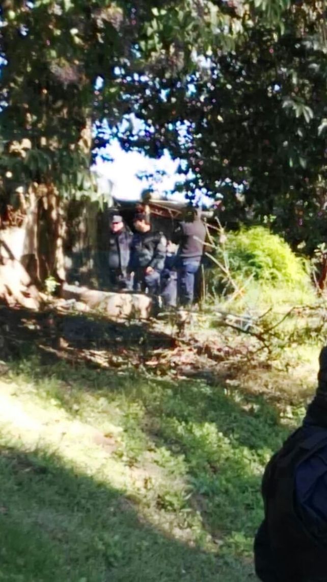 En medio de un fuerte operativo policial desalojan a una familia en calle Churruarín