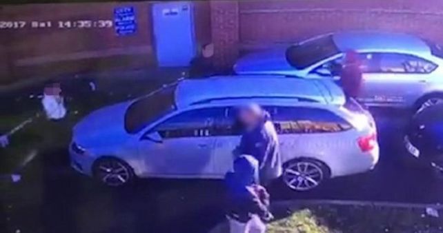 Cruce de miradas en el súper y acabaron con un trío en el estacionamiento