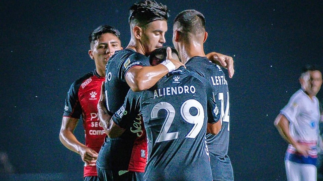 Son 20 los jugadores de Colón que este viernes viajarán a Buenos Aires para enfrentar el sábado a Banfield.