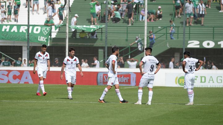 La imagen de la decepción tras el primer gol de Sarmiento se repitió amplificada al final del encuentro. La imagen de la decepción tras el primer gol de Sarmiento se repitió amplificada al final del encuentro.