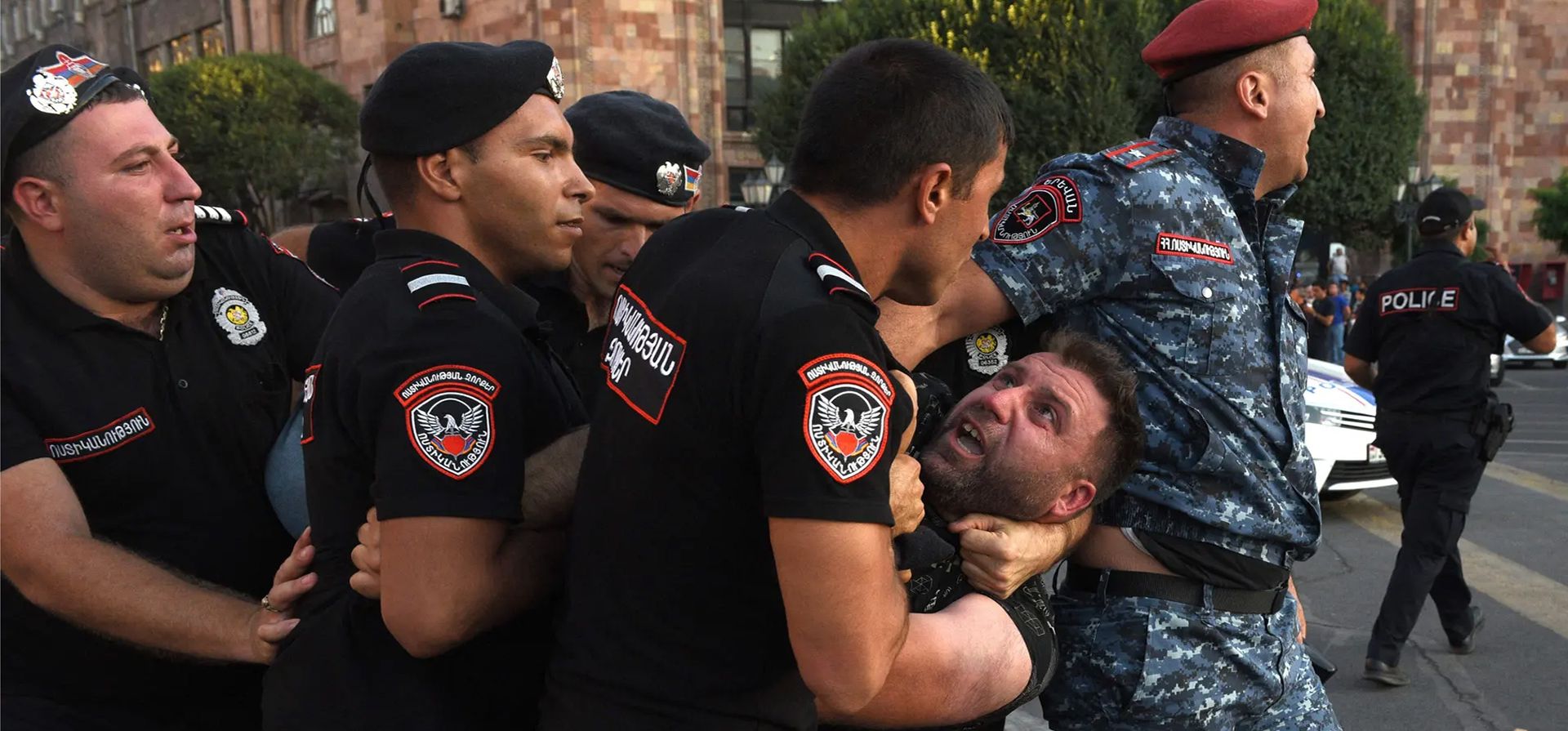 Ereván, Armenia. La policía detiene a un manifestante durante una marcha en la que pide a las autoridades armenias que tomen medidas para poner fin al bloqueo de siete meses del corredor de Lachin por parte de Azerbaiyán, que ha provocado una grave crisis humanitaria en la región de Nagorno-Karabaj. Fotografía: Karen Minasyan/AFP/Getty Images