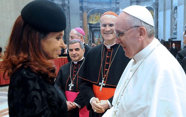 La presidenta y el flamante Papa intercambiaron unas breves palabras.