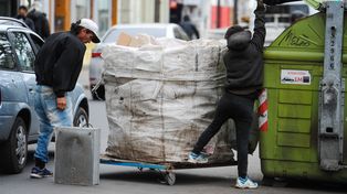 Postal urbana. Los cartoneros son parte de una realidad en las calles. El cartón y papel son los elegidos a la hora de revoler entre los contenedores.