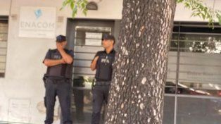 Apostaron agentes de la Policía Federal en la puerta del Enacom para evitar el ingreso de empleados
