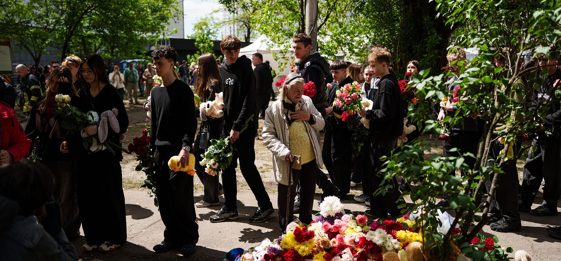 Varias personas depositan flores frente a una casa gravemente dañada tras un ataque ruso contra un barrio residencial en Kiev, Ucrania, el viernes 15 de mayo de 2026. (Foto AP/Evgeniy Maloletka) Varias personas depositan flores frente a una casa gravemente dañada tras un ataque ruso contra un barrio residencial en Kiev, Ucrania, el viernes 15 de mayo de 2026. (Foto AP/Evgeniy Maloletka)