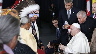 El Papa viajó a Canadá para pedir perdón a los indígenas por los abusos