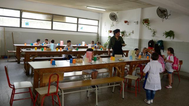 Ante la crisis, el Ministerio de Educación evalúa abrir comedores nocturnos