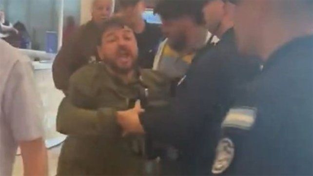 Juan Grabois protagonizó un escandaloso cruce con un grupo de personas que lo cuestionaron en el aeropuesto de Ezeiza.