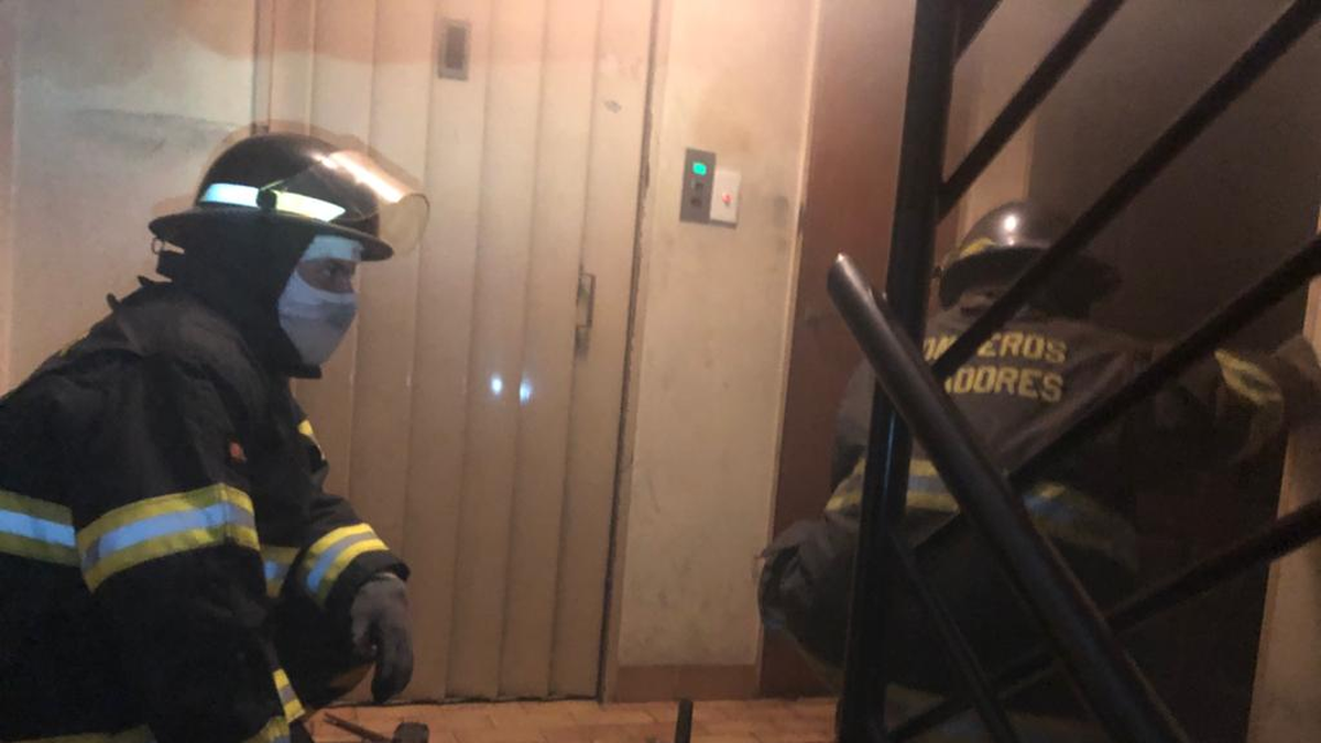 Evacúan un edificio ubicado en pleno centro al desatarse un incendio en ...
