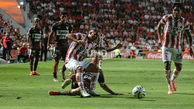 Unión apenas ganó dos de los últimos 10 partidos que jugó en el 15 de Abril.