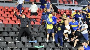 Juan Román Riquelme quedó en el medio de la policía y los hinchas y logró frenar lo que hubiera sido un desastre.
