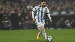 En el Coloso. Messi estuvo presente en el homenaje a Maxi Rodríguez en el Parque.