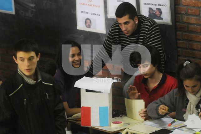 Fue un éxito el simulacro electoral realizado en las escuelas secundarias