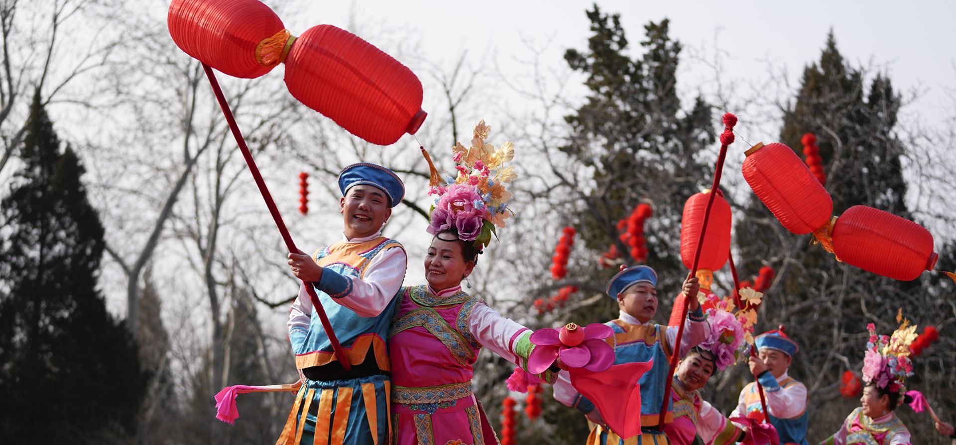 Bailarines chinos con trajes tradicionales actúan en la Feria del Templo del Parque Longtan el segundo día del Año Nuevo Lunar en Beijing el jueves 30 de enero de 2025. (Foto AP/Aaron Favila) Bailarines chinos con trajes tradicionales actúan en la Feria del Templo del Parque Longtan el segundo día del Año Nuevo Lunar en Beijing el jueves 30 de enero de 2025. (Foto AP/Aaron Favila)