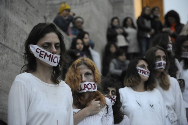 Escenificación. La marcha Ni una menos de ayer puso de manifiesto la problemática.