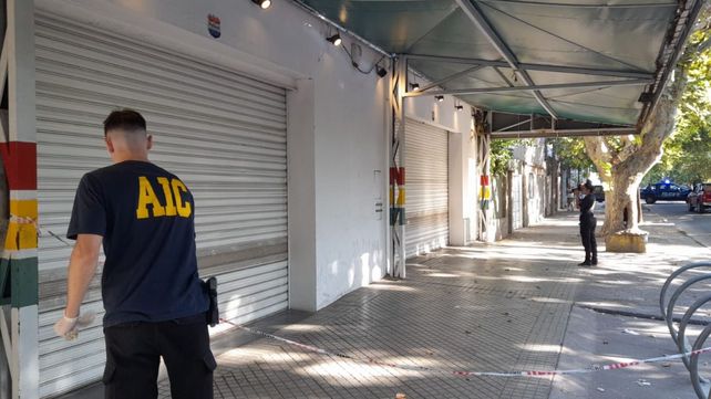 Desconocidos balearon el frente del supermercado Único ubicado en Lavalle 2554