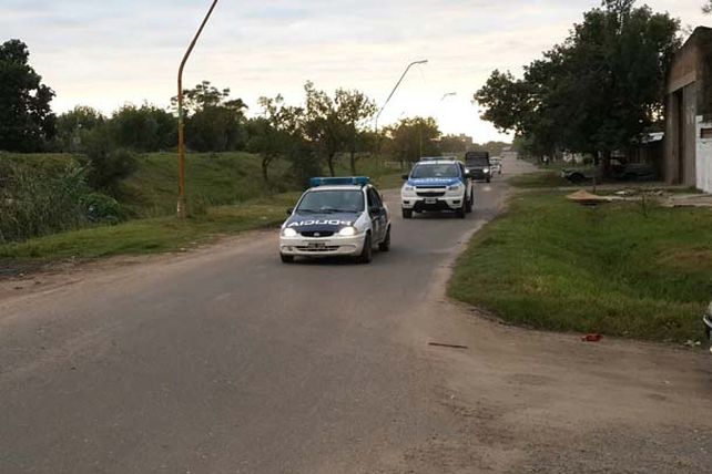 La llegada de los móviles tomó por sorpresa a los vecinos de la zona. Foto Juan Trento.