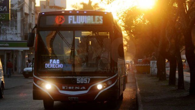 Los usuarios de colectivos que unen Santa Fe y Paraná reclaman por las largas esperas