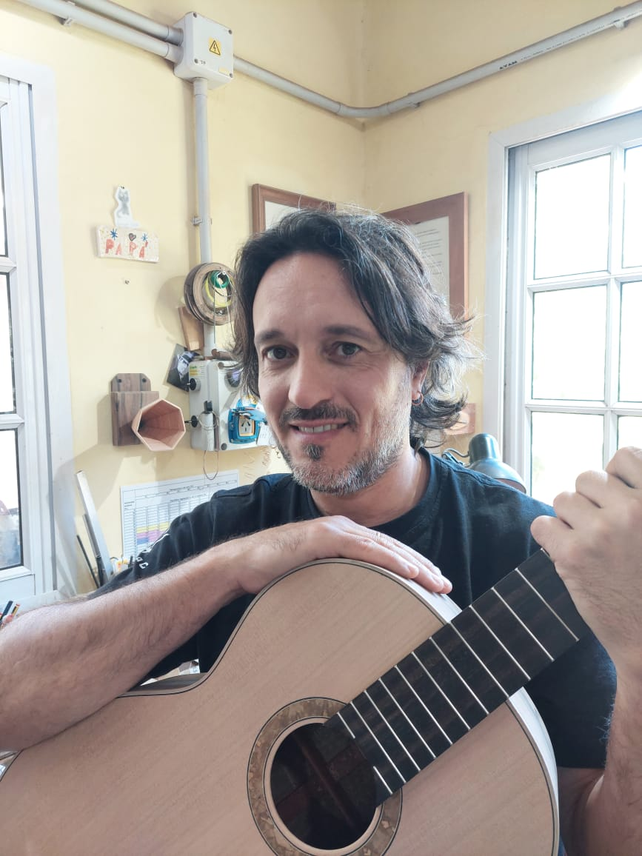 Uno de los pocos luthiers en el sur de Santa Fe: Claudio Ghisio construye guitarras en Bigand