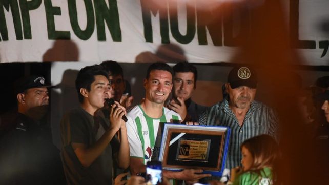El técnico terminó el recorrido por su ciudad en el club Matienzo