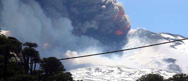imponente. La pluma de cenizas del Copahue registrada ayer.