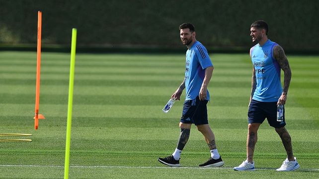 La Selección Argentina entrenó luego de la victoria, con Messi de espectador