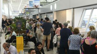 Este miércoles cayó el sistema operativo de Aerolíneas Argentinas. Hubo pasajeros varados y reprogramaciones en el Aeropuerto de Fisherton.&nbsp;